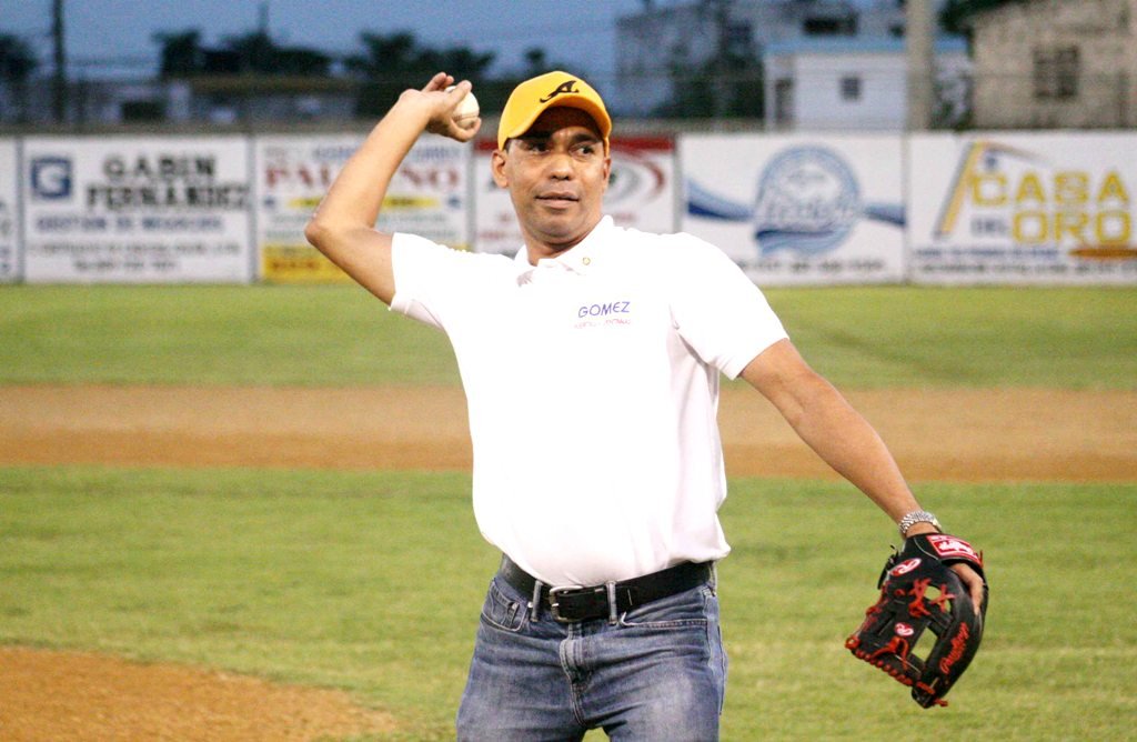 El ingeniero Rubén Gómez realizó el lanzamiento de honor en el juego de Granjeros de y Arroceros
